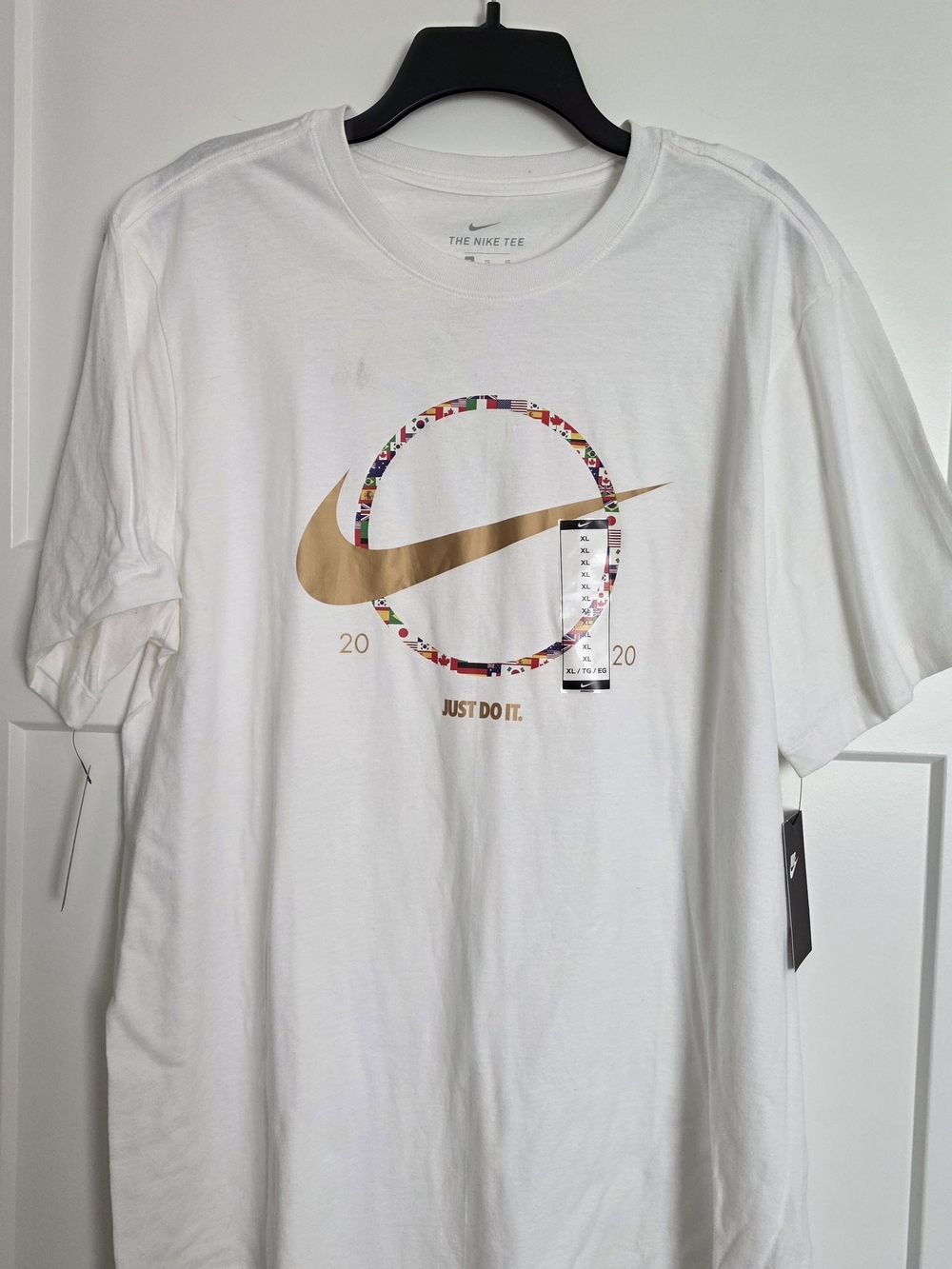 Nike Men's White 'Just Do It' Gold Swoosh Graphic T-Shirt